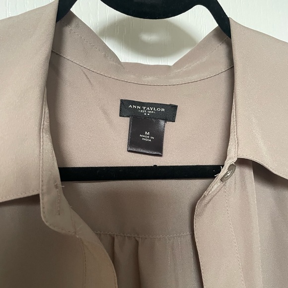 Ann Taylor beige sand Blouse size M - Picture 3 of 3